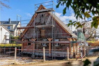 Theatermann bewahrt Gebäude in Beerheide vor dem Abriss - Bis Ende des Jahres soll das alte Umgebindehaus zumindest äußerlich fertig sein. Eine sportliche Leistung, die der Bauherr, wie er sagt, allein den Handwerkern aus der Region zu verdanken hat. 