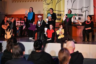 Theaterperformance in Mittweida begeistert Publikum - Das Stück widmete sich allerlei Aspekten der Arbeit.