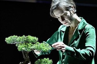 Theaterpremiere in Dresden: Wenn das Blut die Zukunft entscheidet - Bea (Karina Plachetka) wittert ein Geschäft. 