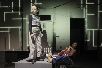 Theaterpremiere in Plauen: Tötet die deutsche Bürokratie! - Sophie Hess als Medea und Dea und Philipp Andriotis als Erekle.
