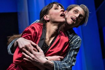 Theaterpremiere: Lügen bis zum Durchdrehen - Susanna Voß als Catherine und Peter Peniaška als Philippe in dem Stück "Zwei Lügen, eine Wahrheit".