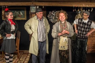 Theaterprofis holen schottische Moorhexen auf die Bühne - Die Komödie "Edelsteine" hatte 2016 auf dem Kastanienhof in Reichenau Premiere. Neben Silke Führich und Reinhardt Schuchart (Mitte) spielten Annalena Sachse und Sebastian Illing mit.