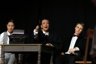 Theaterprojekt in Crimmitschau: „Es macht mir richtig Spaß, der Unsympathische zu sein“ - Den Dorfrichter Adam spielt Katelynn Klesse (Mitte). Die 19-Jährige fühlt sich in der Rolle wohl.