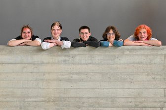 Theaterprojekt lässt Jugendliche wachsen: „Vorher habe ich mir nicht einmal getraut, einkaufen zu gehen“ - Sam Reibetanz, Mary-Jane Lindner, Tasi Halang, Ayla Dolibeau und Tim Zenner machen beim Theater-Projekt mit.
