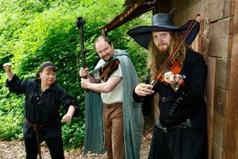 Theatersaison im Grünfelder Park startet am 9. Juli - Yves Winkler (rechts) wird als Spielmann auf der Bühne stehen und es auch mit den Räubern Susanne Kießlig und Maik Schönfeld zu tun bekommen. 