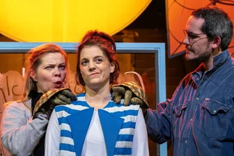 Theaterstück in Freiberg: Wie ein Kind unter der Scheidung seiner Eltern leidet - Cornelia Wöß (M.) gibt die wütende und verzweifelte Maulina, Juschka Spitzer stellt ihre besorgte Mutter dar, und Fabian Vogt meistert gleich vier Rollen: den Vater, Paul, den General (Großvater) und Lehrer Mückenberg.