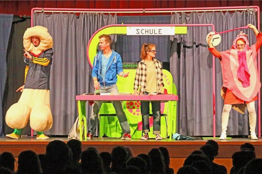 Theaterstück in Hohenstein-Ernstthal soll sexuelle Bildung von knapp 300 Schülern fördern - Eine frühere Aufführung von "LiebeLove and the Sexperts" in Werdau. 