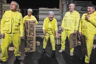 Theaterstück über die Wismut: Mehr als Kumpeltod und Bergbau - Laienspieler, die die Wismut aus eigener Erfahrung kennen: Heinz Richter, Christa Härtel, Silvia Weißbach, Sven Sczibilanski, Alexander Borck (von links) in dem neuen Stück "Tausend Sonnen", das jetzt in Chemnitz Premiere hatte.