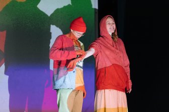 Theaterstück zu sexuellem Missbrauch in Freiberg: Luca und das schlechte Geheimnis - Paula kann verliebt sein und schöne Gefühle erleben, ohne einen Jungen küssen zu müssen. Das ist eine der Lehren aus dem pädagogischen Theaterstück „Trau dich“, das am Donnerstag und Freitag im Freiberger Tivoli gespielt wurde.
