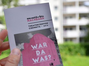 Theatertreffen in Chemnitz präsentiert Fluchtgeschichten - Ein Flyer zum Theatertreffen Chemnitz ist zu sehen.