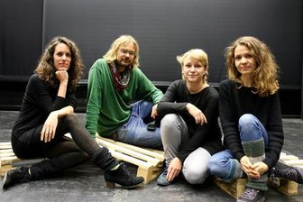 Theatertreffen rückt NSU-Unterstützer in den Fokus - Laura Linnenbaum (v.l.n.r.), Franz Knoppe, Jane Viola Felber und Gundula Hoffmann bereiteten das Theatertreffen «Unentdeckte Nachbarn» im Schauspielhaus Chemnitz vor. Mit dem mehrtägigen Programm wollen sie das Unterstützer-Netzwerk des NSU in den Mittelpunkt rücken.