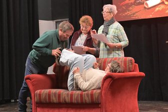 Theatertruppe im Erzgebirge feiert sich mit großer Gala - Kamasutra auf dem rotem Kanapee – eine Szene aus dem Programm „Menschliche Bedürfnisse und andere Skandale“ von Wolfram Christ.