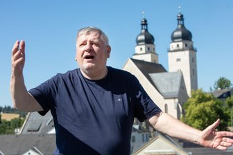 Theaterturbulenzen in Plauen und Zwickau: Ex-Intendant Roland May äußert sich besorgt - Roland May organisiert am Schloßberg ein besonderes Open-Air-Event.
