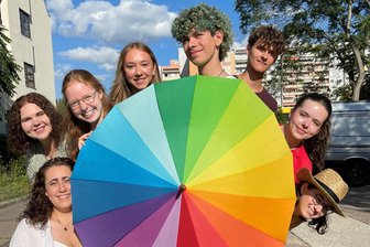Theaterwoche der Toleranz in Zwickau: Kein provokantes Stück und trotzdem Empörung? - Ein Teil der Theaterwoche der Toleranz wird der bunte Schirmspaziergang sein. Auf dem Foto sind Menschen aus Zwickau, die sich zu einem Aufruf des Theaters Plauen-Zwickau gemeldet und eine Performance einstudiert haben.