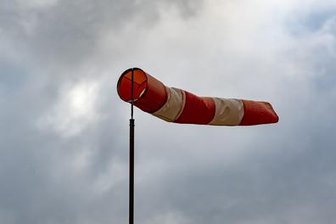 Theesdorf: Sturm lässt Strommast knicken - 