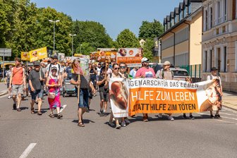 Thema Abtreibung: Schweigemarsch im Erzgebirge trifft auf Gegendemo - Der Verein „Lebensrecht Sachsen“ hatte zum 14. Mal einen Schweigemarsch durch Annaberg organisiert.