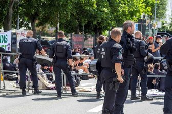Thema Abtreibung: Schweigemarsch trifft in Annaberg-Buchholz auf lauten Protest - 