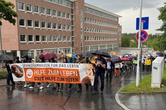 Thema Abtreibung: Wenn im Erzgebirge Welten aufeinanderprallen - Mehr als 400 Teilnehmer haben an dem Schweigemarsch der Abtreibungsgegner teilgenommen.