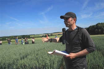 Thema beim Feldtag in Christgrün: Anbau von Getreide, Öl- und Eiweißpflanzen - Martin Sacher hatte im Vorjahr erklärt, welche Hafersorten für den Anbau im Vogtland besonders geeignet sind.