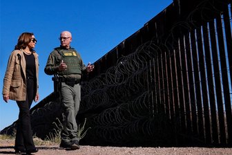 Thema Einwanderungspolitik dominiert US-Wahlkampf: Im Schatten der Grenze - Die demokratische Präsidentschaftskandidatin Kamala Harris unterhält sich mit dem Grenzschutzbeamten John Modlin, während sie Ende September die Grenze der USA zu Mexiko besucht.