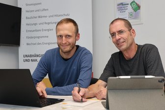 Thema Energieversorgung: Neue Verbraucherzentrale im Erzgebirge eröffnet - Falk Böhme (r.) berät Markus Weißenfels zum Thema Energieversorgung beim Hausbau.