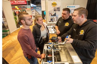 Thema Heizen auf der Vogtland-Bau: „Die Leute wissen, dass es das Fördergeld nicht ewig gibt“ - Tag eins der Vogtland-Bau in Plauen. Francesco und Michelle Krieg aus Mechelgrün wollen bauen und informieren sich am Stand der Energietechnik-Firma Walther aus Rebesgrün über die Vorteile einer Wärmepumpenheizung, Auskunft geben die Firmenchefs André (vorn) und Michael Walther.