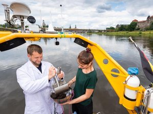 Thema Plastik: Forschungsschiff auf Elbe unterwegs -  
          Sven Schirrmeister (l), wissenschaftlicher Mitarbeiter der HTW Dresden, und Carla Wichmann, Mitglied im Bundesverband Meeresmüll, entnehmen auf dem Forschungsschiffe «Aldebaran» während eines Fototermins zur Vorstellung der Bildungs- und Informationskampagne «Dem Plastik auf der Spur» Proben aus der Elbe.