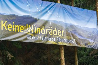 Thema Windkraft verursacht hitzige Debatte im Kreistag - Mit dem Transparent "Keine Windräder an der Talsperre Eibenstock" wurde 2015 in Hundshübel gegen die Windkraft protestiert.