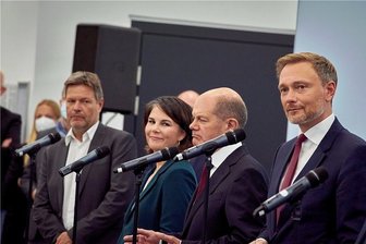 Themen mit Konfliktpotenzial bei der Ampelkoalition : Finanz- und Klimapolitik - Verhandlungspartner bei den anstehenden Koalitionsverhandlungen (von links): Robert Habeck und Annalena Baerbock von den Grünen, SPD-Kanzlerkandidat Olaf Scholz, Christian Lindner von der FDP.