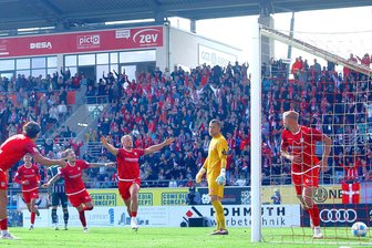 Theo Martens vom FSV Zwickau in der Auswahl „Tor des Monats“: So läuft die Wahl und das sind seine Konkurrenten - Theo Gunnar Martens (Mitte) dreht nach seinen Traumtor gegen Halle ab, lässt sich von den Anhängern feiern. Nun sind die Fans gefragt.