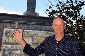 Der Altenhainer Ortschaftsrat Matthias Bergk setzte sich für die Sanierung des Denkmals ein. Hier ein Bild vor den Arbeiten.