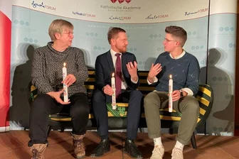 Nach dem offiziellen Teil noch ins Gespräch vertieft: Sachsens Ministerpräsident Michael Kretschmer mit Martina Breyer vom Katholikenrat des Bistums Dresden-Meißen (links) und Anna-Nicole Heinrich, Präses der 13. Synode der Evangelischen Kirche in Deutschland (EKD).