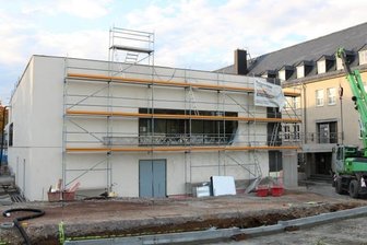 Therapiebecken wird erst 2022 fertig - Beim Neubau des Therapiebeckens laufen die Innenarbeiten. 