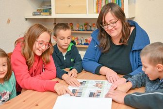 Therapien bereiten Janek auf den Schulbesuch vor - Janek Schaller (rechts) mit seiner Mama Stefanie Schaller und seinen Geschwistern.