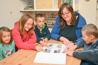 Therapien bereiten Janek auf Schule vor - Janek Schaller (rechts) mit seiner Mama Stefanie Schaller und seinen Geschwistern.