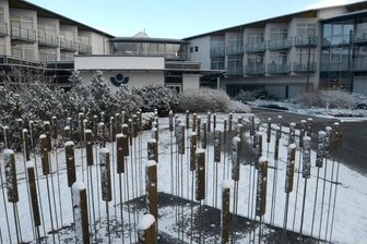 Therapiezentrum in BG-Klinik legt im Februar los - Verschneit, aber nicht im Winterschlaf: Die ehemalige BG-Klinik für Berufskrankheiten Falkenstein, die im Februar als Gesundheitszentrum weiterbetrieben werden soll.