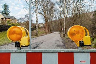 Thermalbad Wiesenbad: Auf Felssicherung folgt Straßen- und Bankettreparatur - Seit voriger Woche ist die Verbindungsstraße zwischen Thermalbad-Wiesenbad und Wiesa gesperrt. Grund für die Verkehrseinschränkung sind Felssicherungsarbeiten an der Straße. Diese dauern voraussichtlich noch bis Freitag. 