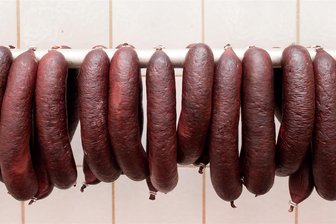 Theuma lädt zum Schlachtfest ein: Was in diesem Jahr geboten wird - Frische Schlachterzeugnisse gibt es beim Schlachtfest in Theuma auch.