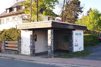 Theuma: Neuer Fahrgastunterstand löst altes Häuschen ab - Ist ein neuer Fahrgastunterstand angeschafft, wird das alte Häuschen überflüssig.