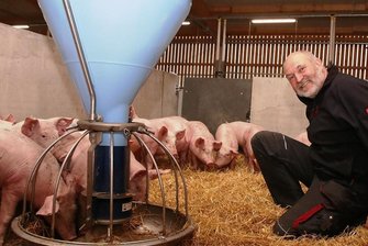 Theumaer Agrarbetrieb überzeugt Jury mit Gesamtkonzept - Udo Weymann und sein Team von der Agrargenossenschaft Theuma-Neuensalz setzen auf viel Tierwohl, haben unter anderem in einen neuen Schweinestall investiert.