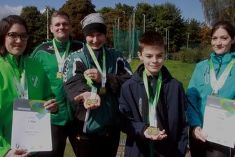 Theumaerin dominiert bei den Frauen - Der SV Theuma stellte die meisten Starter bei der Leichtathletik-Vogtlandmeisterschaft in den Wurfdisziplinen. Von links: Jaqueline Beyer, Stefan Leupold, Konstantin Steudel, Julian Leupold und Nicole Beyer. 