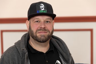 „Thom hilft“: Wie eine Spendeninitiative aus dem Erzgebirge Bayern-Torwart Manuel Neuer begeistert - Thomas Hänel hat gut lachen. Aus seiner kleinen, privaten Spendensammlung ist längst ein großes Ding geworden. Allein bei der jüngsten Aktion sind mehr als 23.000 Euro zusammen gekommen. Jetzt geht er wieder auf Sammeltour.