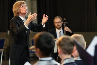 Thomanerchor in Zwickau zu Gast: Der Reiz des Echten - Mehr als ein Taktschläger: Thomaskantor Gotthold Schwarz in seiner Heimatstadt Zwickau mit dem Leipziger Thomanerchor in Aktion. 