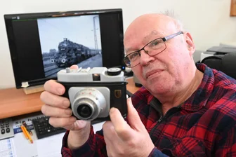 Thomas Böttgers Bilderschatz: Ein Erzgebirger zeigt seine Liebe zur Flöhatalbahn - Mit dieser Kamera, seinem ersten Fotoapparat, hat Thomas Böttger die Sonderfahrt zum Eisenbahnjubiläum am 8. Juni 1975 dokumentiert.