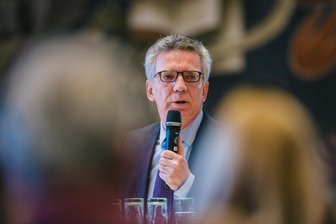 Thomas de Maizière: Wenn ein Minister für sein politisches Ende kämpft - Thomas de Maizière (CDU), Bundesinnenminister, spricht beim Mitgliederforum der sächsischen CDU zum Koalitionsvertrag.