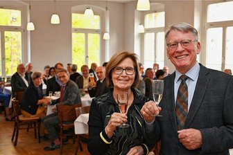 Thomas Eulenberger, früherer Bürgermeister von Penig, feiert 70. Geburtstag - Hatte am Sonntag gut Lachen: Thomas Eulenberger, hier mit seiner Frau Helga, stieß mit seinen Gästen mit einem Glas Sekt im Schützenhaus in Penig auf seinen 70. Geburtstag an.