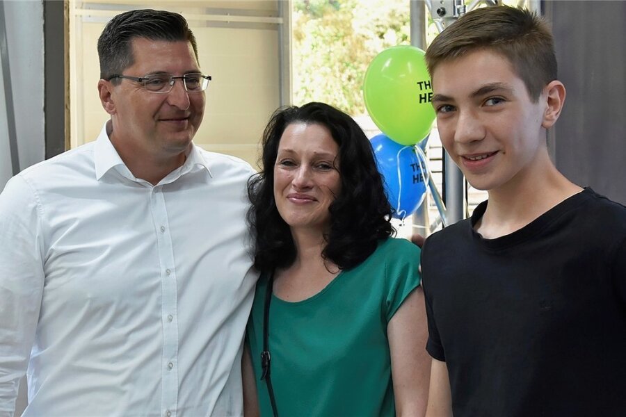 Thomas Hennig zum neuen Landrat des Vogtlands gewählt - Die Familie gehörte zu den ersten Gratulanten: Thomas Hennig mit seiner Frau Nadine und Sohn Sebastian bei der Wahlparty in Klingenthal. 
