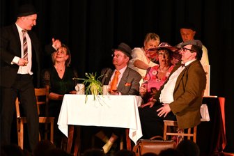 Thomas Kühn: Neuer Miskus-Chef in phänomenaler Rolle als Olsenbanden-Kjeld - Die Olsenbande des Mittelsächsischen Kultursommers mit Thomas Kühn (r.) als Kjeld und Falko Jahn (l.) als Egon hatte in Hainichen ihren großen Auftritt.