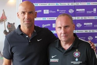 Thomas Letsch neuer Trainer bei Erzgebirge Aue - Cheftrainer Thomas Letsch (links) mit Präsident Helge Leonhardt.