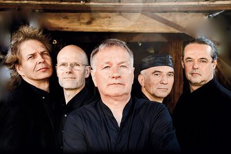 Thomas Rühmann und Band am Samstag in der Festhalle Plauen - Thomas Rühmann (Mitte) mit seiner Band (Michael Ritter, Peter Schenderlein, Lexa Thomas und Gören Eggert).